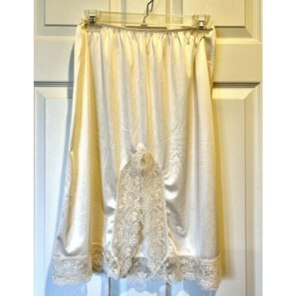 Vintage Diane Von Furstenberg Cream Nylon Lace Hem Half Kick Slip Size Med - Picture 1 of 5
